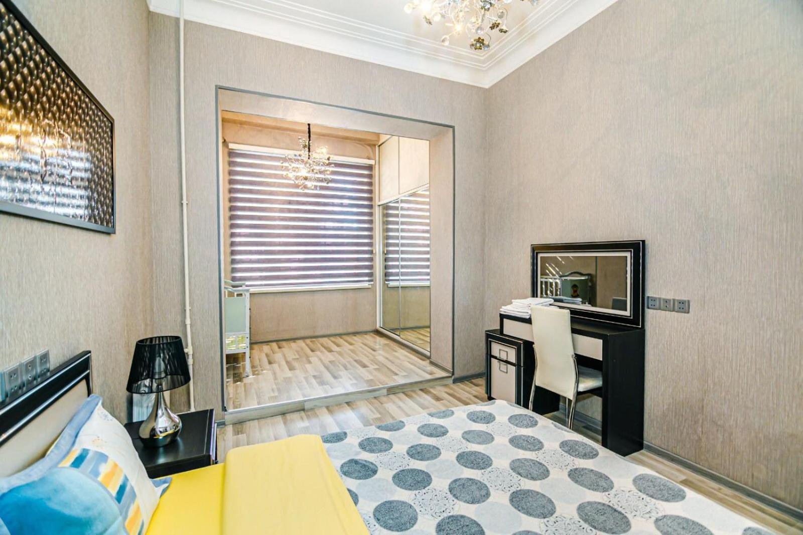 Azneft Square Deluxe Apartment Баку Екстериор снимка